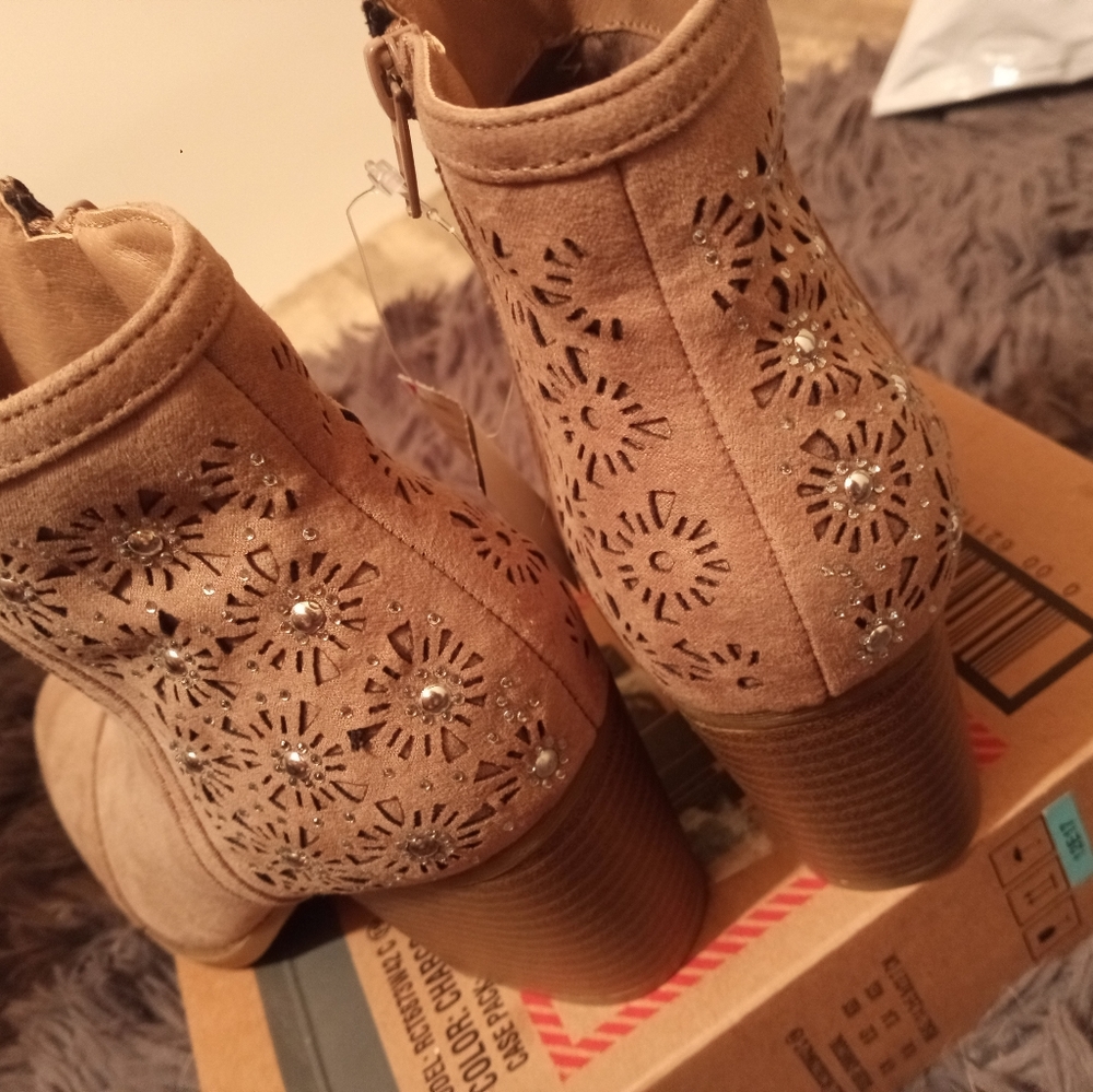 NWT Wmns Boots
